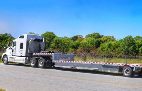 Step deck heavy haul truck